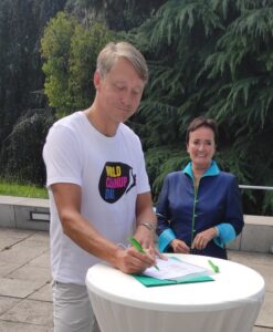 Rosemarie Heilig und Holger Holland in Frankfurt bei der Unterzeichnung der Kooperation zum World Cleanup Day am 19.09.2020